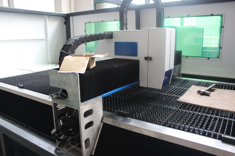 Laserski stroj za rezanje vlakna od 500 W s nehrđajućim čelikom 1500x3000mm